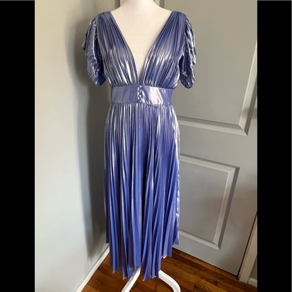 NWOT ALICE + OLIVIA Niesha Glossy Pleated Midi Dress - Picture 2 of 8